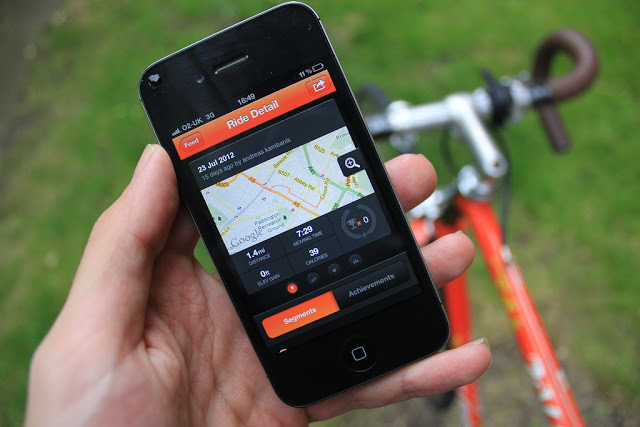 Person holding an app with Strava App on his Smart device.